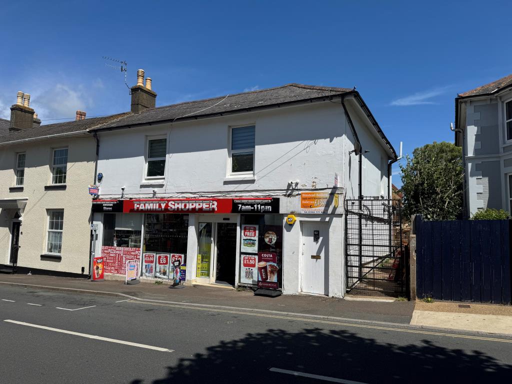Lot: 88 - FREEHOLD MIXED COMMERCIAL AND RESIDENTIAL INVESTMENT - The Front of the Building